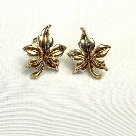 Vintage Light Gold Tone Crown Trifari Leaf  Clip On Earrings - Picture 1 of 10